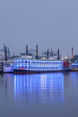 Schaufelraddampfer im Hamburger Hafen, Hansestadt Hamburg, Norddeutschland, Deutschland, Europa