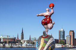 Figur vor Musicaltheater im Hamburger Hafen mit Blick zur Altstadt, Hansestadt Hamburg, Norddeutschland, Deutschland, Europa