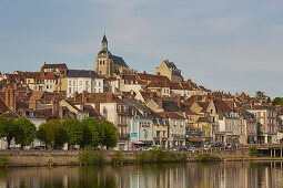 Blick über die Yonne auf Joigny mit Kirche Saint-Jean , Dept. Yonne , Region Burgund , Frankreich , Europa