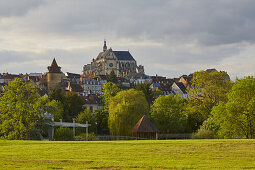 Blick auf die Kirche Saint-Florentin und den Glockenturm in Saint-Florentin am Canal de Bourgogne , Dept. Yonne , Region Burgund , Frankreich , Europa