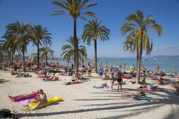 Palmen und relaxende Menschen am Strand Playa s'Arenal, s'Arenal, nahe Palma, Mallorca, Balearen, Spanien