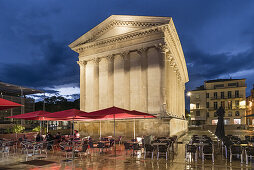 Street Cafe, Maison CarrÃ©e , ancient Roman temple , Place de la Maison CarrÃ©e, NÃ®mes, Languedoc-Roussillon, Gard Department, France