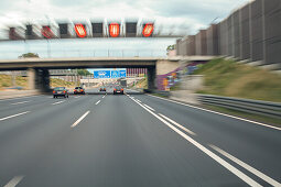 A1, Köln-Löwenich, Deutsche Autobahn, Verkehr, elektronische Verkehrsschilder, LKW, Maut, Schallschutzwand, Barriere, Deutschland