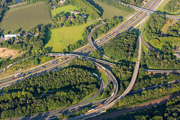 Luftaufnahme, A3, A 40, Autobahnkreuz Kaiserberg, Spaghetti, Deutsche Autobahn, Verkehr, Verkehrskreuz, Transit, LKW, Maut, Geschwindigkeit, Geschwindigkeitsbegrenzung, Tempolimit, Mittelstreifen, Transport, Infrastruktur, Automobil, NRW, Deutschland, GES