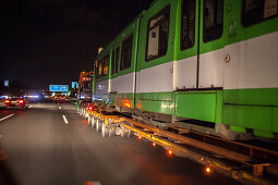 A 27 Schwertransport, Strassenbahn der üstra, Hannover, auf dem Weg nach Budapest, Nacht, Deutsche Autobahn,Verkehr, Verkehrsnetz, Transit, LKW, Nachtaufnahme, Transport, Infrastruktur, Automobil, Beschilderung, Wegweiser, Öffentlicher Nahverkehr, Deutsch