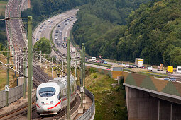 A 3, bei Neustadt Wied, parallel Hochgeschwindigkeitszug, ICE, Streckennetz, Gleise, Fernverkehr, Schnellfahrstrecke, parallel zur Autobahn, Deutsche Autobahn, Verkehrsnetz, Transit, LKW, Maut, Geschwindigkeit, Geschwindigkeitsbegrenzung, Tempolimit, Tran
