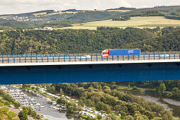 A 61, Moseltalbrücke, Deutsche Autobahn, Weinanbau, Weinberg, Lastkahn, Lastschiff, Schifffahrt, Verkehr, Verkehrsnetz, Transit, LKW, Maut, Geschwindigkeit, Tempolimit, Mittelstreifen, Transport, Infrastruktur, Brücke, Autobahnbrücke, Brückenbau, Konstruk