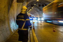 A 71, Tunnel, Feuerwehrmann, Tunnelfeuerwehr Rennsteig, Einsatz, Lkw, Sicherung Unfallstelle, Deutsche Autobahn, Freistaat Thüringen, Verkehr, Verkehrsnetz, Transit, LKW, Maut, Geschwindigkeit, Geschwindigkeitsbegrenzung, Tempolimit, Transport, Infrastruk