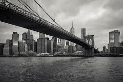Brooklyn Bridge mit Skyline von Manhatten East River, Stadt New York, New York, USA