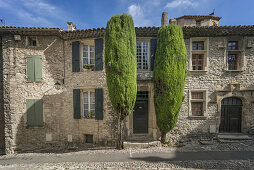 Hausfassaden in roemischer Stadt Vaison la Romaine, Vaucluse, Provence, Frankreich