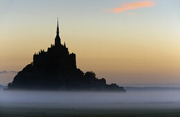 Silhouette des Mont-Saint-Michel in der Morgendämmerung, Bretagne, Frankreich