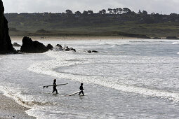 Surfers, Anse de Dinan, Bretagne, Frankreich