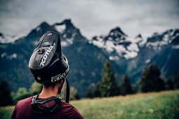 Portrait junger Mountainbiker, Mountainbike, Brandnertal, Vorarlberg, Österreich