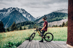 Portrait junger Mountainbiker, Mountainbike, Hütte, Brandnertal, Vorarlberg, Österreich