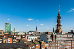 Blick über die Dächer von Hamburg und auf die Kirche St. Katharinen sowie das Rathaus, Hamburg, Norddeutschland, Deutschland