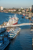 Blick auf die Cap san Diego und die Landungsbrücken in Hamburg, Norddeutschland, Deutschland