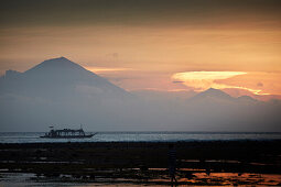 Sonnenuntergang, Blick auf Bali und die Vulkane Agung und Batur, Gili Trawangan, Lombok, Indonesien