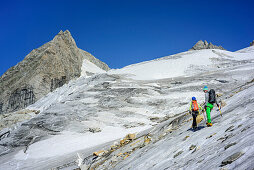 Mann und Frau steigen über Kuchelmoosferner auf, Kuchelmooskopf im Hintergrund, Zillergrund, Reichenspitzgruppe, Zillertaler Alpen, Tirol, Österreich