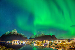 Aurora borealis, Polarlicht über Meeresbucht von Reine, Reine, Lofoten, Norland, Norwegen
