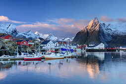 Bay with boats and houses of Hamnoy, snow-covered mountains in background, Hamnoy, Lofoten, Norland, Norway