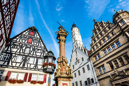 Das Jagstheimerhauses und das Rathaus mit Marktbrunnen am Rathausplatz, Rothenburg ob der Tauber, Bayern, Deutschland