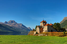 Schloß Crap da Sass mit Silvaplanersee und Piz da la Margna, Engadin, KantonGraubünden, Schweiz