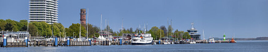 Hafen und alter Leuchtturm in Travemünde, Hansestadt Lübeck, Ostseeküste, Schleswig-Holstein, Norddeutschland, Deutschland, Nordeuropa, Europa