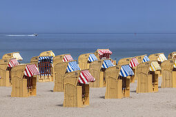 Strandkörbe am Strand von Travemünde, Hansestadt Lübeck, Ostseeküste, Schleswig-Holstein, Norddeutschland, Deutschland, Nordeuropa, Europa