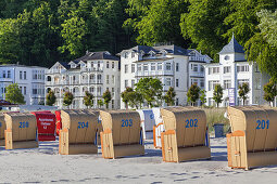 Beach and villas in Baltic resort Binz, Island Ruegen, Baltic Sea coast, Mecklenburg-Western Pomerania, Northern Germany, Germany, Europe