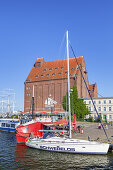 Segelboote im Hafen vor einem alten Speicherhaus in der Hansestadt Stralsund, Ostseeküste, Vorpommern, Mecklenburg-Vorpommern, Norddeutschland, Deutschland, Europa