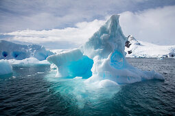 Blauer Eisberg mit Löchern, Cierva Cove, Grahamland, Antarktische Halbinsel, Antarktis