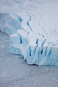 Blick auf Gletscher mit blauen Gletscherspalten, Neko Harbor, Grahamland, Antarktische Halbinsel, Antarktis