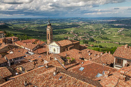 Aussicht von Glockenturm, La Morra, Weinberge, Hügellandschaft, Weinbaugebiet Langhe in Piemont, Provinz Cuneo, Italien