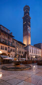 Marktplatz Piazza delle Erbe in der Altstadt von Verona mit dem Springbrunnen der Madonna Verona und dem Torre dei Lamberti, Venetien, Italien