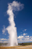 Old Faithful Geyser und Old Faithful Lodge am Upper Geyser Basin , Yellowstone National Park , Wyoming , U.S.A. , Amerika