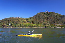 Kajak auf dem Rhein vor Schloss Drachenburg auf dem Drachenfels im Siebengebirge, Bonn Mehlem, Mittelrheintal, Nordrhein-Westfalen, Deutschland, Europa