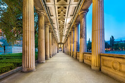 Säulengang bei Alter Nationalgalerie, Museumsinsel, Mitte, Berlin, Deutschland