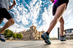 Jogger vor Reichstag, Regierungsviertel, Mitte, Berlin, Deutschland