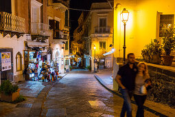 Lipari Stadt bei Nacht, Insel Lipari, Liparische Inseln, Äolische Inseln, Tyrrhenisches Meer, Mittelmeer, Italien, Europa