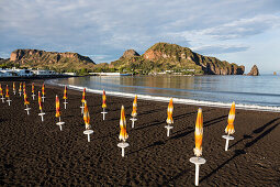 Schwarzer Strand auf Vulcano, Spiaggia nere, Vulcano, Liparische Inseln, Äolische Inseln, Tyrrhenisches Meer, Mittelmeer, Italien, Europa