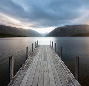 Kerr Bay und Holzsteg in der Dämmerung, Lake Rotoiti, Nelson Lakes National Park, Südinsel, Neuseeland, Ozeanien