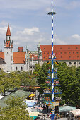 Blick über den Viktualienmarkt mit dem Turm des Alten Rathaus, München, Oberbayern, Bayern, Deutschland