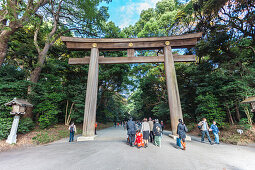 Ichi-no-Torii des Meiji Schrein mit Touristen, Shibuya, Tokio, Japan