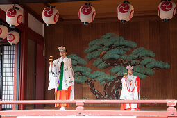 Mädchen und junge Frau bei Vorführung eines Tanz in traditioneller Kleidung während des Sanja Matsuri im Asakusa, Taito-ku, Tokio, Japan