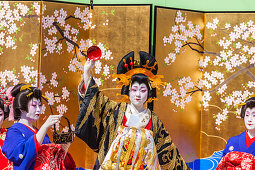 Bühnenvorführung in bunter Tracht während des Oiran-Doch Festivals in Asakusa, Taito-ku, Tokio, Japan