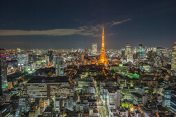 Tokyo Tower und Wolkenkratzer in der Nacht, Minato-ku, Tokio, Japan