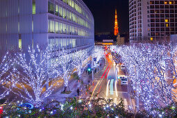 Langzeitbelichtung der Keyakizaka mit Tokyo Tower und Weihnachtsbeleuchtung bei Nacht, Roppongi, Minato-ku, Tokio, Japan