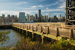 Blick auf Manhatten vom Gantry Plaza State Park, Long Island, New York City, New York, USA