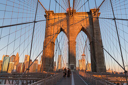 Brooklyn Bridge Richtung Manhatten, New York City, USA