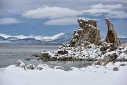 Tufa Gebilde im Schnee am Mono Lake, Eastern Sierra Nevada, Lone Pine, Kalifornien, USA, Amerika